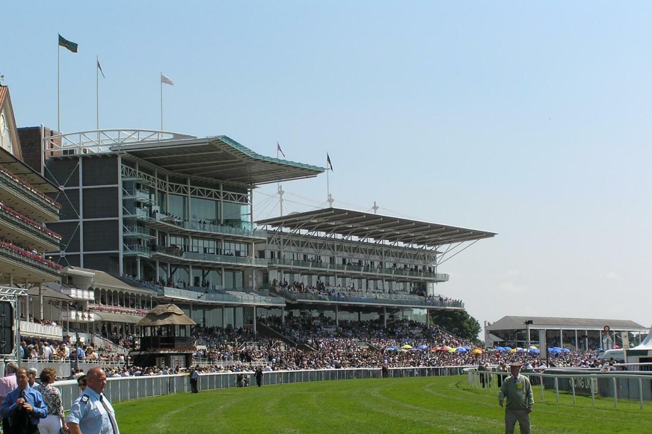 ヨーク The Queen Vic - Near The Racecourseヴィラ エクステリア 写真